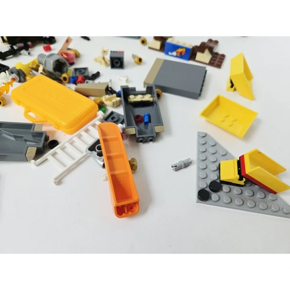 Lego City lot gold mine miners expedition site misc figures